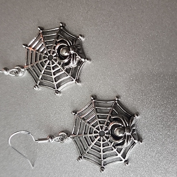 Spider Web   Earrings Halloween Favorite - Picture 2 of 4